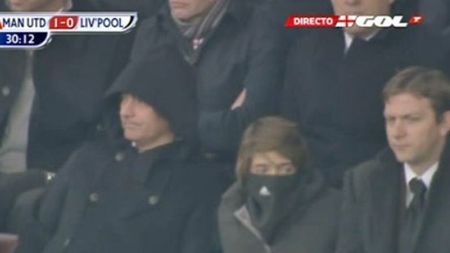 Fanii lui United au uitat pentru câteva clipe de derby-ul cu Liverpool!** FOTO Un personaj misterios, 'umbra' lui Sir Alex. Cine este "Darth Vader" din Manchester