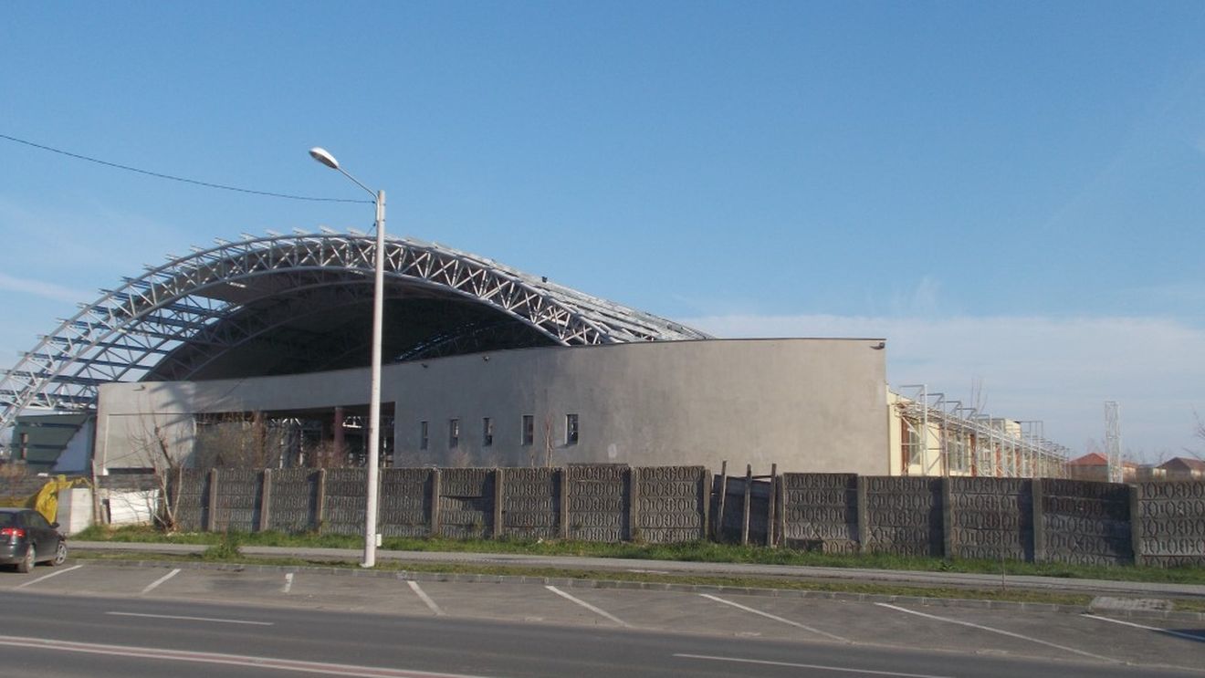 Construcția bazelor sportive în vremea coronavirusului | La sala polivalentă ce se ridică la Timișoara de aproape un deceniu nu se lucrează momentan. Care este noul termen de finalizare | GALERIE FOTO