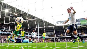 Demers unic în Premier League. Nemulțumiți de prestațiile favoriților, fanii lui Norwich au decis: a doua rezervă de portar e "jucătorul anului"