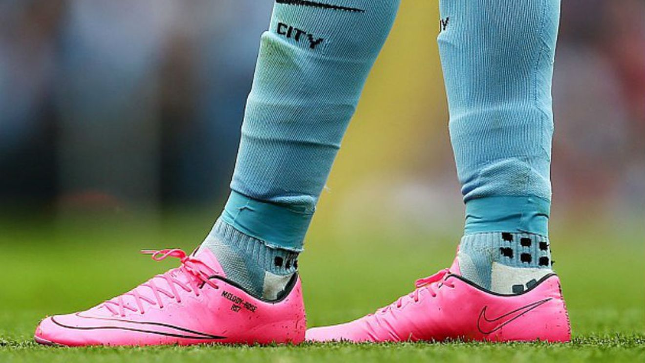 Fabulos. Ce i-au scris cei de la City lui Sterling pe ghetele de joc. Puțini au observat asta la meciul contra lui Mourinho