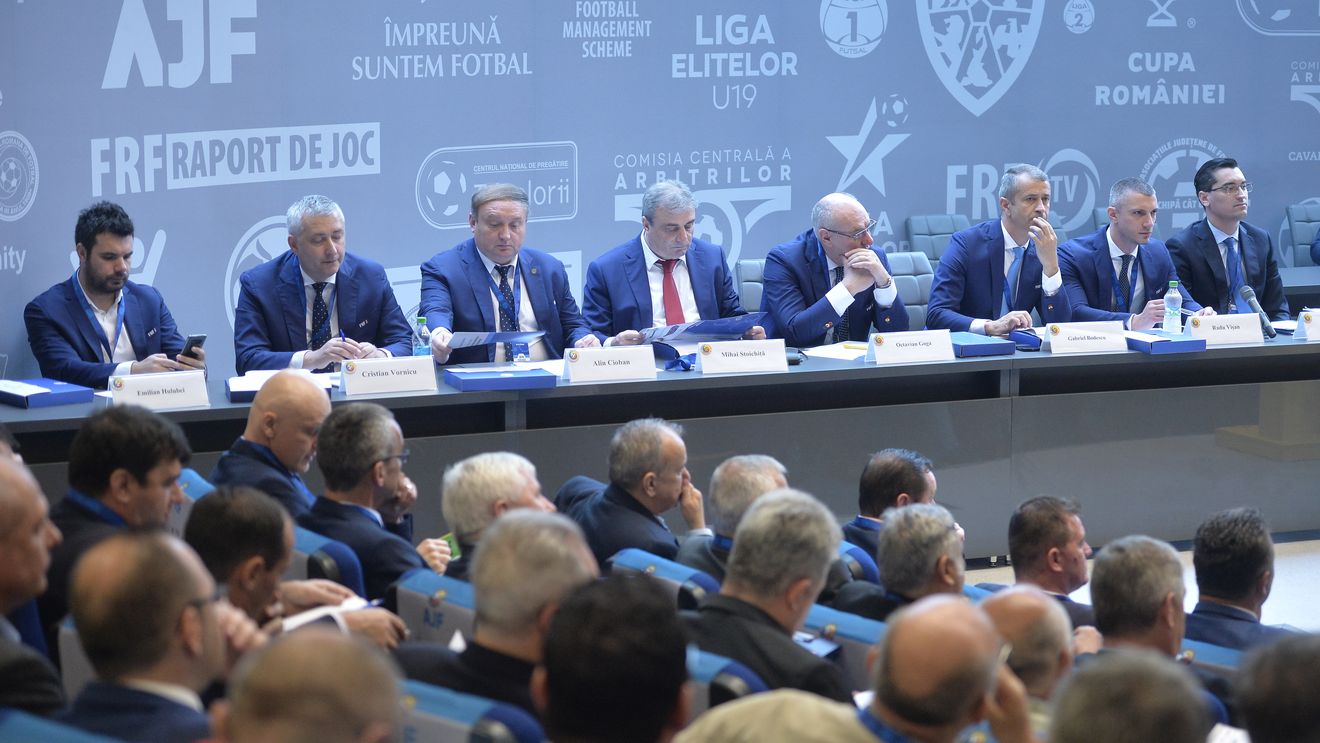 Pușcaș, responsabil cu voia bună: "Mai ții minte Răzvane? Îmi dai minutele înapoi?" Replica șefului FRF a stârnit amuzamentul tuturor. UPDATE: Gestul care a stricat atmosfera. Pușcaș a plecat din sală, reacțiile au curs: "Nesimțitule!" / "Care mă faci, mă, nesimțit?"