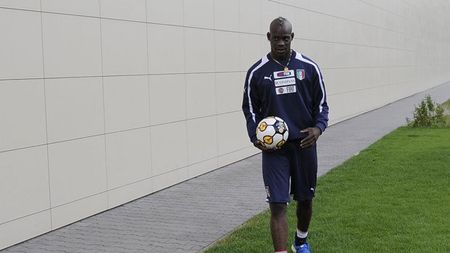 Își dau singuri la temelie:** cel mai reputat cotidian sportiv din Italia e acuzat de rasism la adresa lui Balotelli! Imaginea care a făcut vâlvă înaintea semifinalei cu Germania