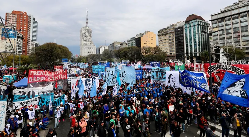 Argentina este în haos: manifestații de stradă împotriva măsurilor sanitare impuse de autorități! Oamenii au protestat, totuși, având măști de protecție | VIDEO