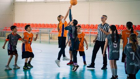 NBA a ajuns la Pucioasa și la Valea Călugărească! „Bucuria copiilor este bucuria familiilor. Nu ai cum să nu te încarci cu energie, cu emoție, când le vezi entuziasmul”. GALERIE FOTO