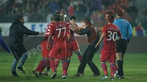 Gest INCREDIBIL făcut de Galamaz, la un an după ce era făcut K.O. de un fan al Petrolului!** Steliștilor nu le-a venit să creadă ce văd