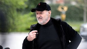 Gigi Becali n-a stat pe gânduri, după decizia Patriarhului Daniel: „Eu sunt oaia. Stau în genunchi”