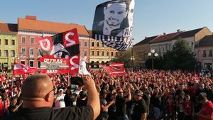 Tensiune maximă la Arad! Noi imagini de la protest! Sute de suporteri ai echipei UTA au ieșit la miting și au scandat împotriva lui Meszar și Falcă. Cătălin Juncan e convins că investitorii arădeni vor prelua clubul! | VIDEO EXCLUSIV