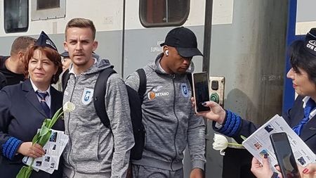 Jucătorii Craiovei, baie de mulțime înainte de plecarea cu trenul spre București. În gara din Bănie a răsunat imnul echipei de fotbal | VIDEO & FOTO