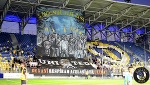 Suporterii Petrolului cer demisia de onoare a tuturor celor din conducerea Petrolului, după un nou sezon ratat: ”Încă o dată am fost minţiţi. Să ne lase, în frunte cu domnul partener finanţator”