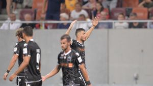 EXCLUSIV | Dinamo are un fundaș "foarte, foarte bun"! Un rival din Liga 1 face anunțul: "Trebuie redirecționat pe modelul de joc al lui Rednic"