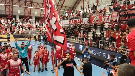 Jucătorii lui Dinamo au sărbătorit alături de fani marea victorie din Liga Campionilor! Ce s-a întâmplat după succesul cu Kielce | EXCLUSIV