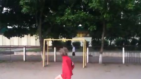 VIDEO AMUZANT** Un puști cu tehnica lui Messi și șutul lui Sneijder nimerește în cap o bătrânică