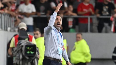 Kopic a reacționat după arbitrajul care i-a scos din minți pe jucătorii săi în Dinamo Bucureşti - FC Botoşani 2-2. Croatul a făcut praf terenul de pe Arcul de Triumf şi a dat o veste proastă pentru partida cu Farul Constanța