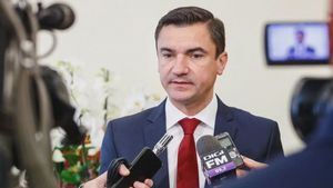 Primarul Mihai Chirica, reacție dură la adresa lui Florin Prunea: „Înainte prindea mingi, acum prinde fluturi. Se pare că onoarea s-a terminat odată cu cariera sportivă, din păcate. A ajuns un distilat”