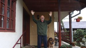 „Încă n-am murit, bă! V-ați speriat după ce s-a întâmplat cu Duckadam?”. Reportaj acasă la inegalabilul Ioan Sdrobiș, antrenorul operat pe inimă la 78 de ani: „Debitul flăcării mele profesionale a fost mereu dat la maximum. Bunul Dumnezeu i-a dirijat doctorului mâinile: n-ai fumat, n-ai băut, dar ai uitat ce meserie ai avut?”. EXCLUSIV