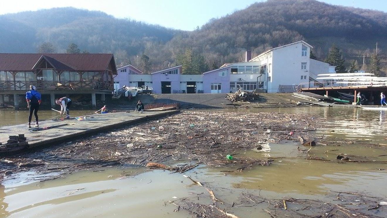 Condiții incredibile de pregătire pentru viitoarele campioane olimpice ale canotajului românesc! "Strălucim în mizerie"