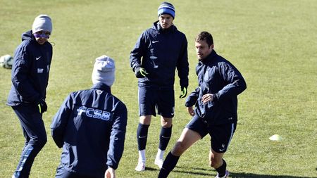 Fotbalistul FCSB a fost lovit cu brutalitate și ochiul său drept a ajuns să stea pe o placă de titan! Dezvăluiri dure despre momentul când rivalul l-a distrus: „Zgârciul de la ochi a fost făcut franjuri! Dacă pui mâna se simt șuruburile”