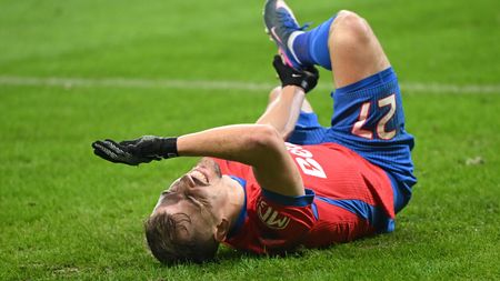 Fault criminal în UTA – FCSB. La un pas să-i rupă piciorul lui Darius Olaru: a primit cartonaș roșu pe loc!
