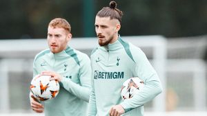 Englezii au scris despre cum l-au desființat fanii lui Spurs pe Radu Drăguşin! Jurnaliştii de la Daily Mail au tras concluzia: „L-au spulberat după ce a luat cartonaş roşu"