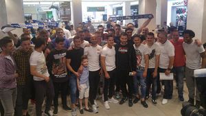 Fotbaliștii de la CSM Poli au împărțit bilete gratuite fanilor și au cântat alături de suporteri la Mall