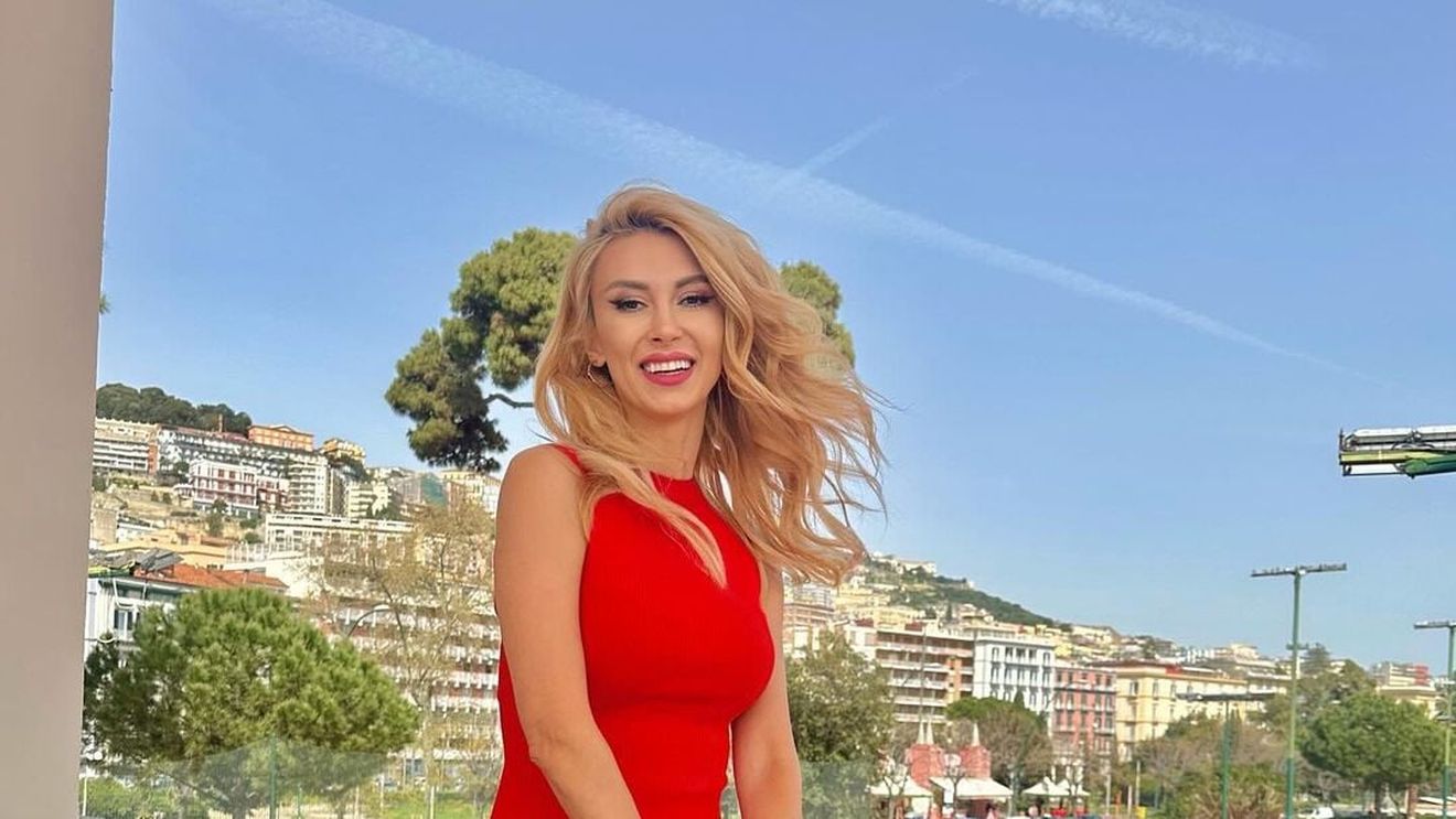 Andreea Bălan i-a zăpăcit pe italieni cu rochița ei roşie şi scurtă! Iubita lui Victor Cornea a atras toate privirile la Napoli: "Turneele de tenis îmi priesc, nu?". GALERIE FOTO