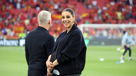 Milionarul s-a despărțit de soția celebră şi a fost prins când săruta o altă femeie măritată