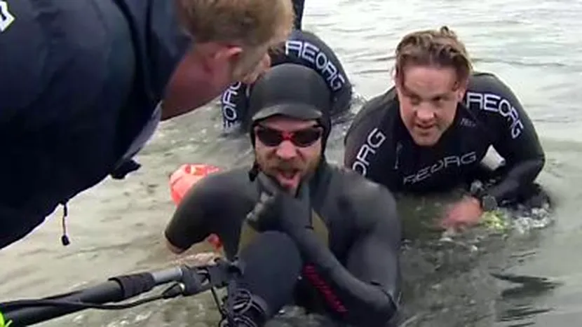 Un bărbat care și-a pierdut ambele picioare și brațul drept încearcă să depășească un record la înot