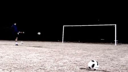 VIDEO** Fotbalistul complet! Portarul care dă goluri de la 80 de metri, apără ca Tătărușanu și dă în bară mai bine decât "Dinho"