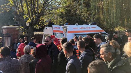 Scene dramatice în cimitirul Sineasca! Mamei lui Ilie Balaci i s-a făcut rău și a fost urcată în ambulanță