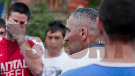 FOTO EXCLUSIV** Petre Grigoraș, „sechestrat" de fani!