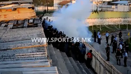 VIDEO | Imagini teribile de la derby-ul Macedoniei. Un fan și-a pierdut mâna după ce polițiștii au aruncat o grenadă în galerie