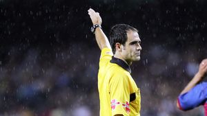 Vine** "Domnul cartonaș"