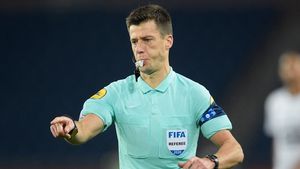 Moment controversat în West Ham - FCSB! Arbitrul Benoit Bastien a acordat penalty pentru gazde la o fază neclară