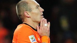 Robben, cu aripile frânte! ** RUȘINOS: fanii lui Bayern l-au primit ca pe un Iuda la primul meci de după finala Ligii! VIDEO înduioșător