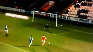 Ă‚sta e probabil cel mai stupid autogol din istorie!** VIDEO S-a învârtit ca un titirez și a oferit faza etapei