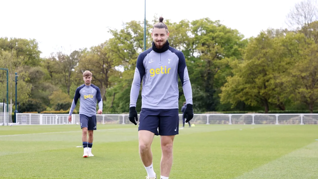 Dezastru pentru Radu Drăgușin la Tottenham, chiar și când echipa ia 3 goluri fără el! Rivalii pe post, Romero și Van de Ven, au primit cele mai mari note din echipa lui Ange Postecoglou