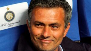 Piți ai grijă: Mourinho vine la România - Franța :)