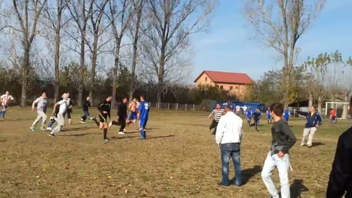 VIDEO Viață de arbitru la "județ":** a fost alergat și lovit pentru că echipa gazdă nu a reușit să câștige! Motivația te lasă mască: "Poate îi mai vine mintea la cap"