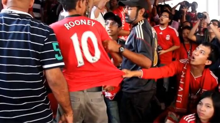 VIDEO INCREDIBIL** Un fan al lui United a ajuns în galeria lui Liverpool! La ce umilință l-au supus suporterii 'cormoranilor'