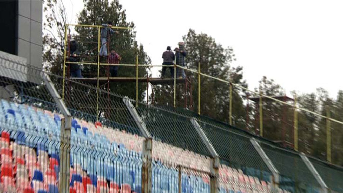 Măsuri extreme înainte de derby. FOTO - Conducerea Stelei a înălțat gardurile de la Peluza Sud