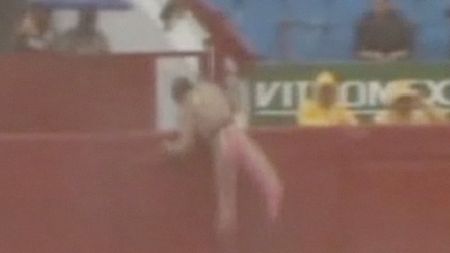 VIDEO AMUZANT** Cel mai "curajos" toreador! A fugit de frica taurului și a fost arestat :)