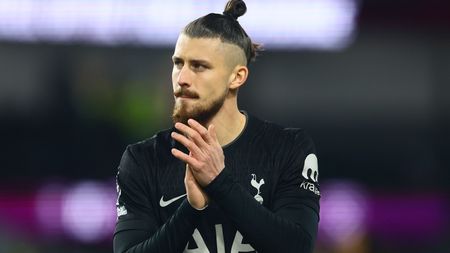 La câteva zile după ce s-a însurat, Radu Drăguşin a trecut printr-o adevărată umilință. Decizia antrenorului lui Tottenham