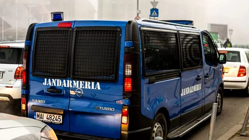 O mașină a Jandarmeriei a căzut într-un șanț în Capitală, în timp ce mergea la o misiune