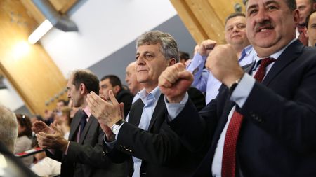 OPINIE | Boroi, între "Înainte, marș!" și "Drepți!"