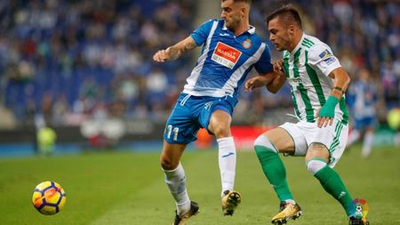 Gafa lui Toșca "i-a condamnat pe alb-verzi" în partida din campionat! Fundașul român a fost criticat după ce a dat pe lângă minge la golul adversarilor | FOTO