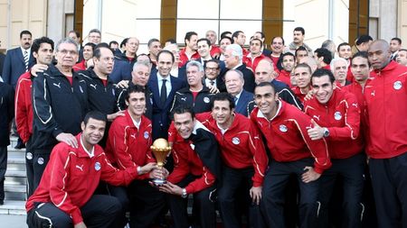 Egiptenii au fost întâmpinați la Cairo** de președintele Mubarak!