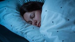 Un doctor a dezvăluit ora la care trebuie să te culci pentru a slăbi: „E cea mai bună”