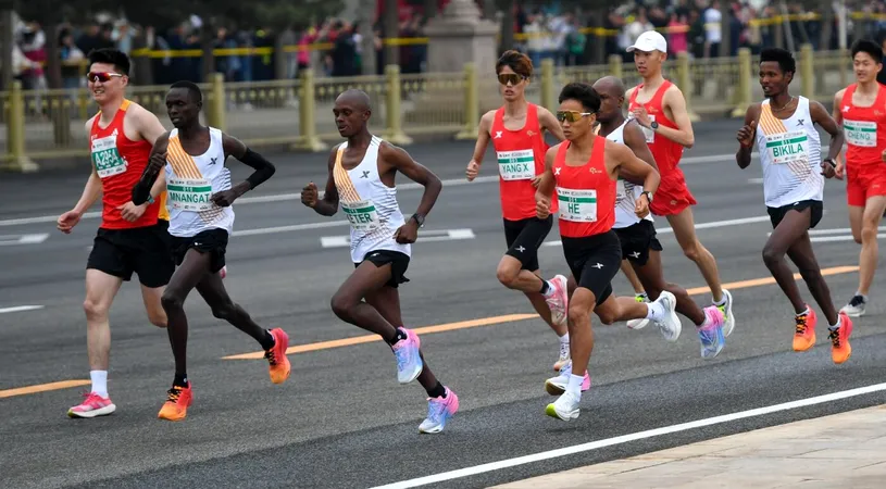Blat incredibil într-o cursă de la Beijing! Trei alergători africani au încetinit pe ultimele sute de metri pentru ca un chinez să câștige cursa. VIDEO