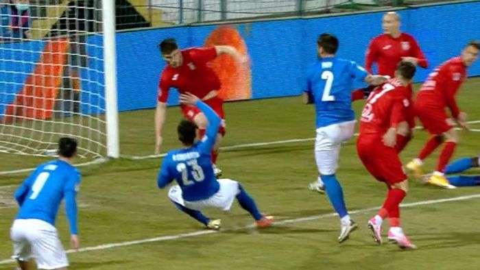 I-a rupt jambiera, dar Horia Mladinovici nu a văzut penalty-ul pentru Craiova! O nouă decizie scandaloasă a arbitrilor | FOTO & VIDEO