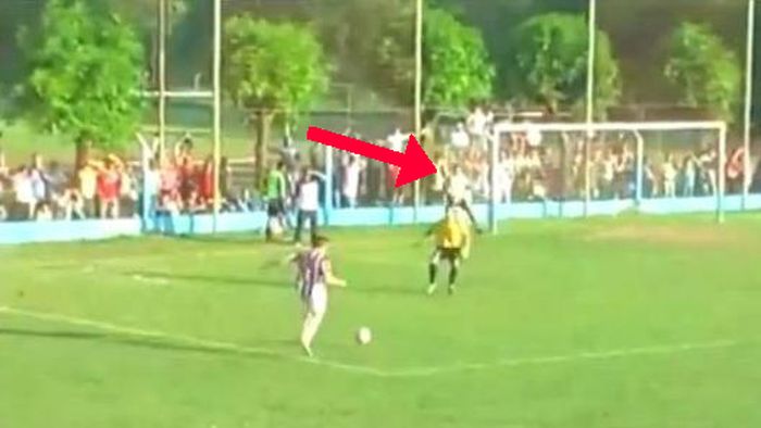Se încălzea în spatele porții, dar a intrat în transă când a văzut mingea!** VIDEO A avut un reflex uluitor și a fugit direct la vestiare